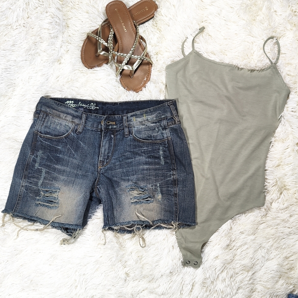 Like New Madewell Stonewashed Denim Distressed Cutoff Midi Shorts Size 26